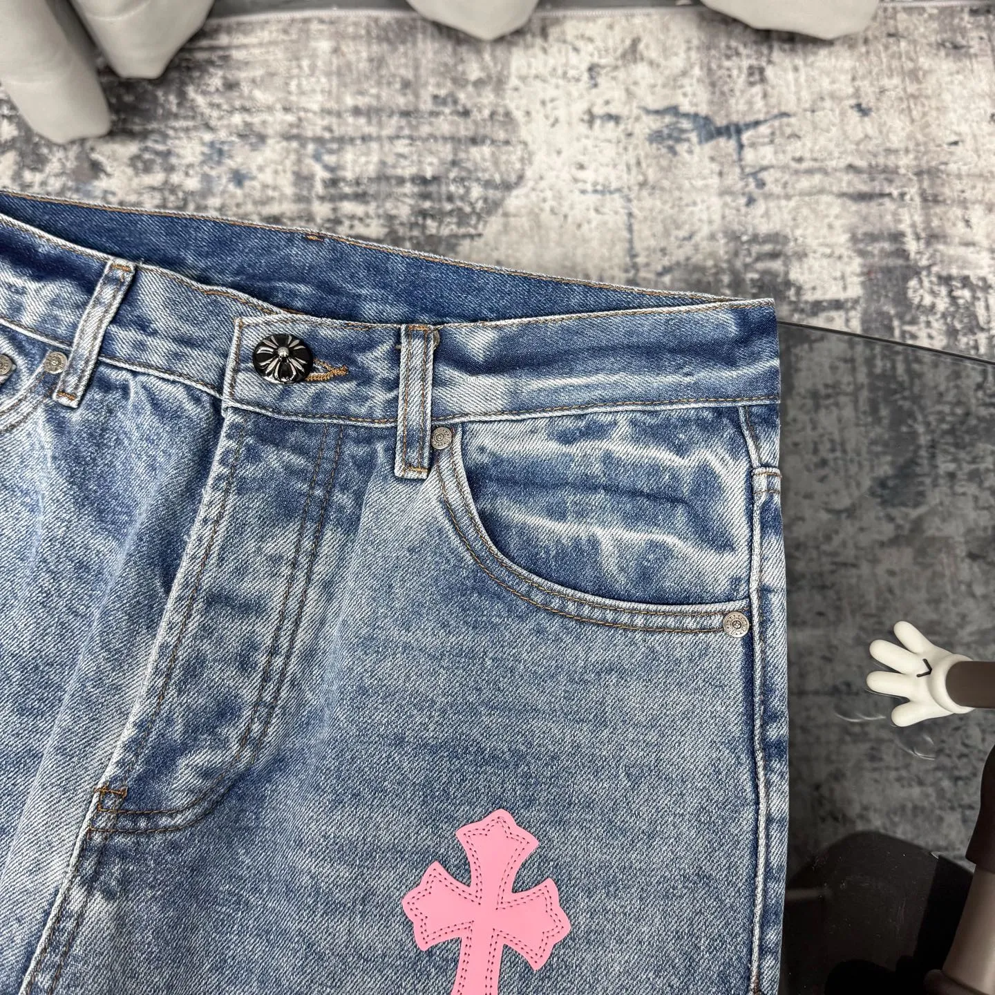 P260 Chrome Hearts 25FW CH Blue Pants Pink Leather Cross Bamboo Jeans. It adopts patchwork elements, mostly in the shape of a cross, and has glitter on the leather surface. Unique design, simple and elegant details, exquisite workmanship, the entire trousers are neatly routed, and the details are in place! It’s also so cool that both men and women can easily control it. It’s a gender-neutral trendy up version. Color: blue pants and pink leather Size: 28 30 32 34 36